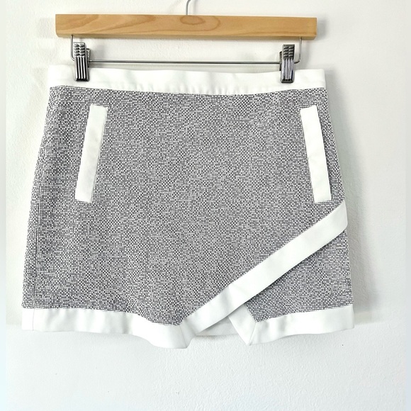 Banana Republic White Trim Textured Asymmetrical Mini Skirt Size 4 - Picture 2 of 8
